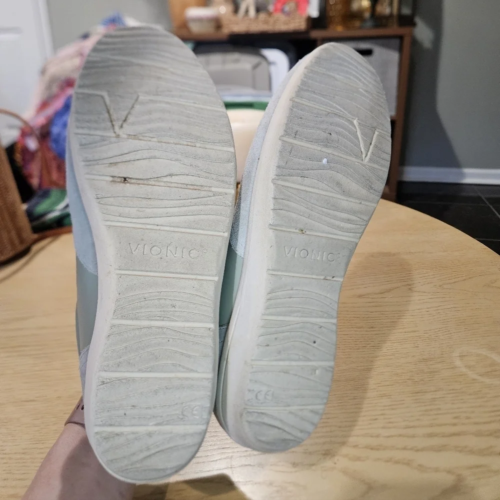 VIONIC Magnolia Karigan Leather & Suede Sneakers – Sage – Size 8